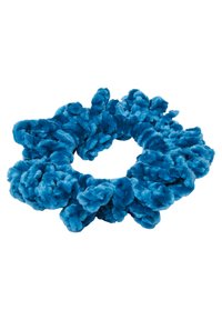 Blå sammetsliknande scrunchie med en strukturerad design, prydd med samlad tyg för en fyllig look och en elastisk innerband för bra grepp.
