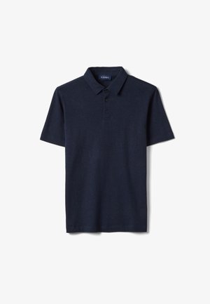 Polo manches courtes bleu marine avec trois boutons et un col, posé à plat sur un fond blanc.