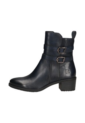 Dunkelblaue Leder-Ankle-Boots mit zwei dekorativen Schnallen, einer spitzen Zehenform und einem niedrigen Blockabsatz, mit eingeprägtem Branding an der Seite.