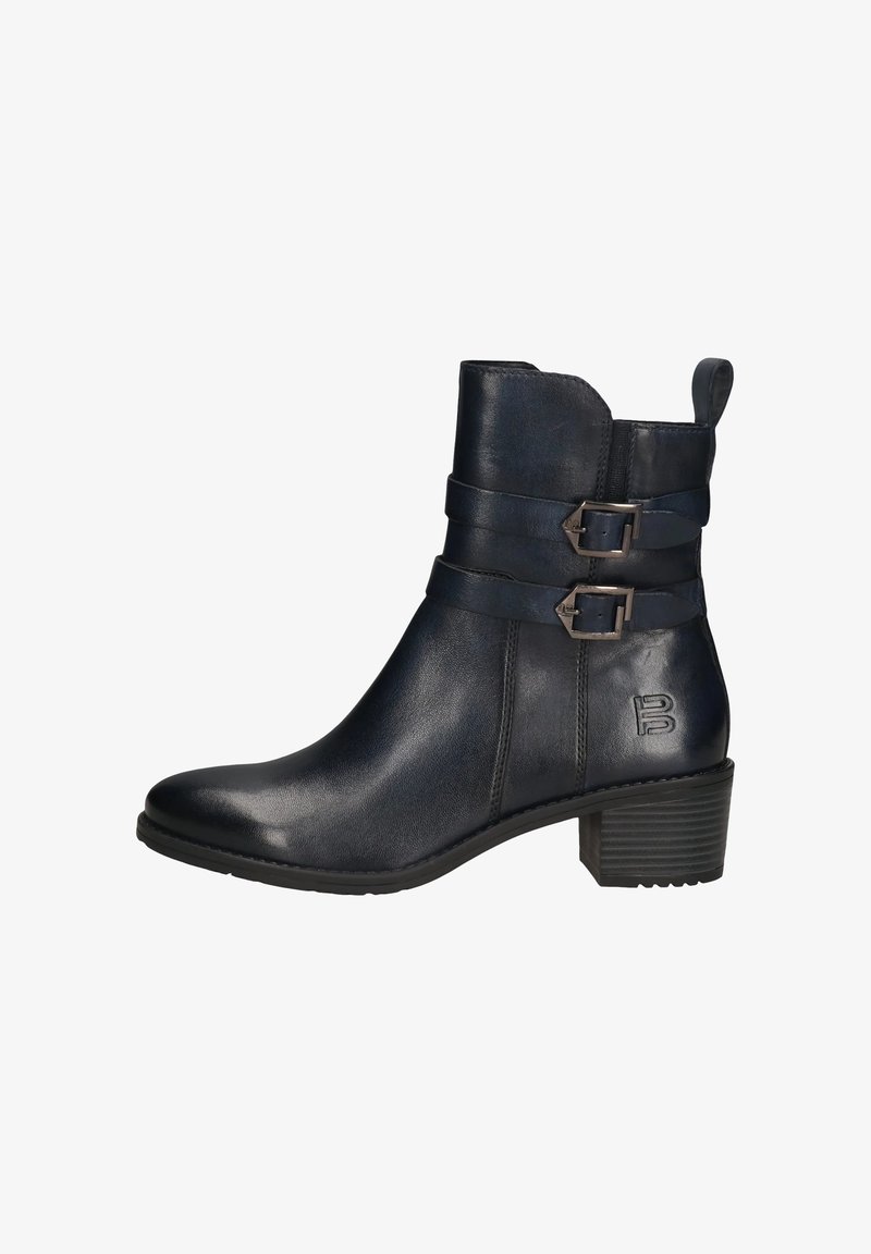Dunkelblaue Leder-Ankle-Boots mit zwei dekorativen Schnallen, einer spitzen Zehenform und einem niedrigen Blockabsatz, mit eingeprägtem Branding an der Seite.