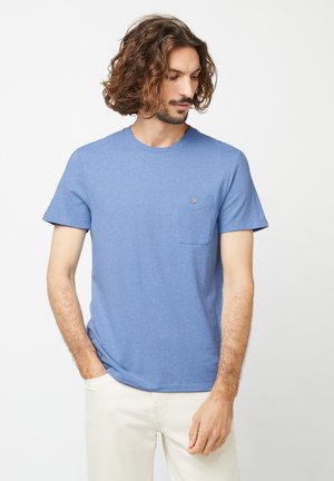 Korte mouwen blauwe t-shirt van zachte stof, met een ronde hals en een borstzak met een klein knoopdetail.