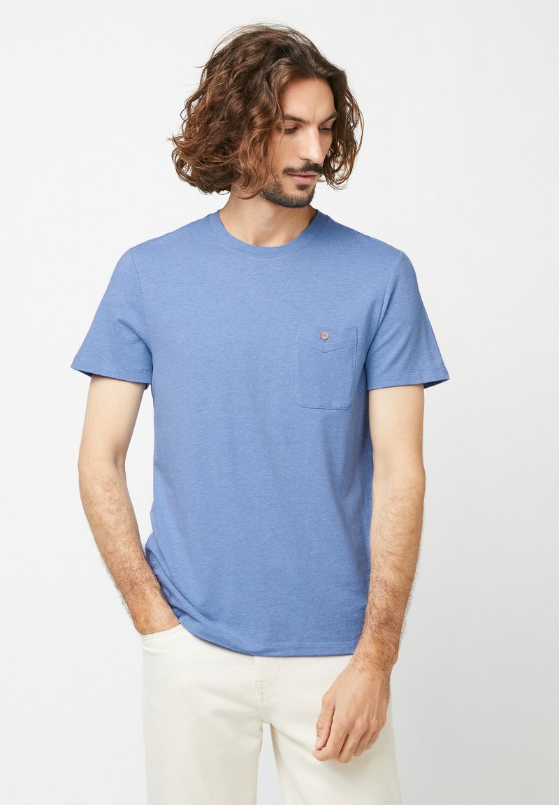 Korte mouwen blauwe t-shirt van zachte stof, met een ronde hals en een borstzak met een klein knoopdetail.