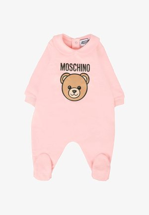 Lyserød babysvømmedragt lavet af blødt stof, med en rund krave, et bjørnegrafik og teksten "MOSCHINO" ovenover. Foddesign med manchetter.