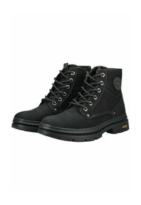 Botas negras de corte medio, hechas de material texturizado, con ojetes de metal, cordones redondos y suela de goma. Presentan el logo de Jeep en el lado.
