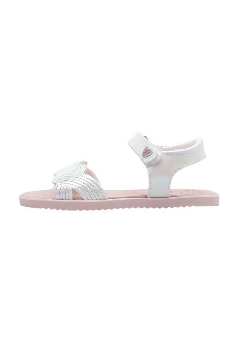 Sandalias blancas con un diseño de tira texturizada y una suela rosa. Incluyen un cierre de velcro y un acento de corazón en la tira.