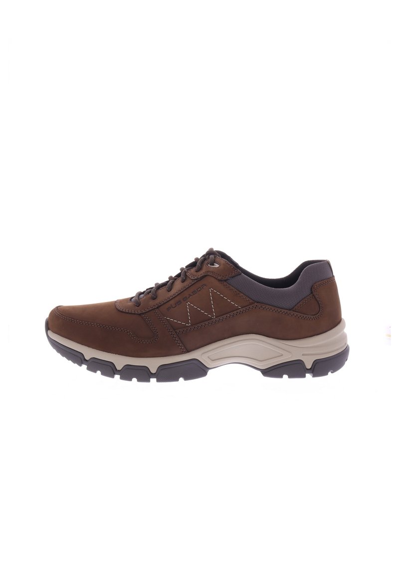 Braune Wildlederschuhe mit einer hellen Gummisohle. Zu den Merkmalen gehören ein gepolsterter Kragen, kontrastierende Nähte und ein Schnürdesign.