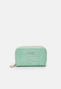 Portefeuille vert menthe avec une texture crocodile, fermeture éclair dorée et logo de marque. Design compact et rectangulaire adapté pour cartes et pièces de monnaie.