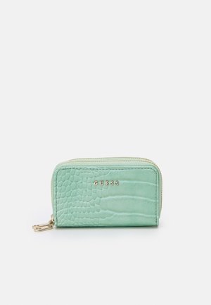 Portefeuille vert menthe avec une texture crocodile, fermeture éclair dorée et logo de marque. Design compact et rectangulaire adapté pour cartes et pièces de monnaie.