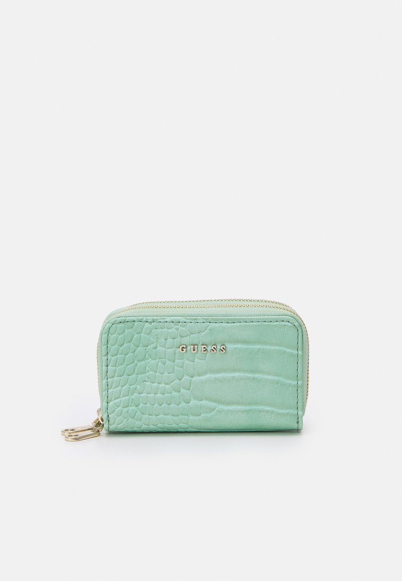 Portefeuille vert menthe avec une texture crocodile, fermeture éclair dorée et logo de marque. Design compact et rectangulaire adapté pour cartes et pièces de monnaie.