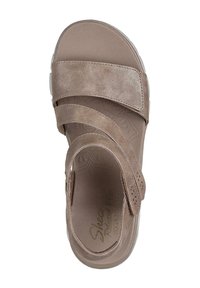 Sandalia marrón de tiras con un upper texturizado, tiras ajustables anchas, una suela acolchada y perforaciones decorativas para ventilación.