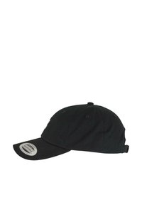 Fekete állítható baseball sapka ívelt karimával, hat szellőzőlyukkal és hátsó textil pánttal a méret beállításához.