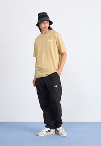 The North Face RELAXED MOUNTAIN SKETCH - Camiseta estampada - khaki stone