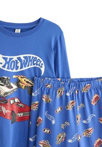Modrá bavlnená pyžamová súprava s dlhým rukávom, ktorá obsahuje logo "Hot Wheels" a rôzne grafiky áut, doplnená o zodpovedajúce šortky pokryté vzorom áut.