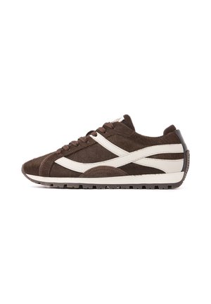 Bruine sneaker met witte leren strepen, gestructureerde bovenkant, vetersluiting en rubberen zool met profiel voor grip.