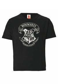 Schwarzes Baumwoll-T-Shirt mit einem weißen Hogwarts-Wappen-Design, das ein großes "H" zeigt, umgeben von mythischen Kreaturen und Text. Kurze Ärmel, Rundhalsausschnitt.