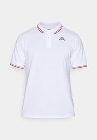 Hvit kortermet polo-shirt med rød og marineblå kant på kragen og ermene, to-knapps placket og liten marineblå logo på venstre bryst.