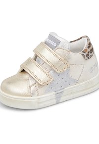 Sneaker metallic oro e argento con doppie cinghie a strappo, dettagli in stampa animale sul tallone e fori laterali. 