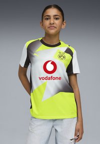 Camiseta de fútbol amarilla brillante y gris con un logo de Puma, insignia del BVB y logos de patrocinadores; de mangas cortas y cuello redondo, hecha de un tejido transpirable.