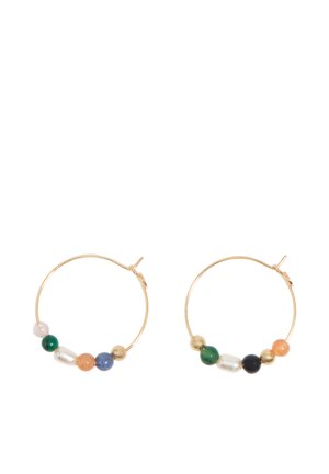 Złote kolczyki koła, każdy z pięcioma wielobarwnymi koralikami w kolorach zielonym, niebieskim, czarnym, pomarańczowym oraz perłowym, na białym tle.