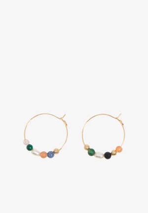 Pendientes de aro dorados, cada uno con cinco cuentas multicolores que incluyen verde, azul, negro, naranja y perla, sobre un fondo blanco.