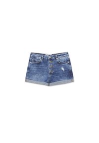 Shorts de mezclilla con un lavado azul claro, cierre frontal con botones, dos bolsillos delanteros y un dobladillo ligeramente deshilachado. Diseño ligero y casual.