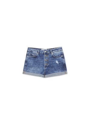 Shorts de mezclilla con un lavado azul claro, cierre frontal con botones, dos bolsillos delanteros y un dobladillo ligeramente deshilachado. Diseño ligero y casual.