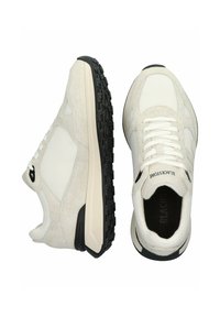 Jasnoszare sneakersy z mieszanką zamszu i siateczki, z fakturowaną czarną gumową podeszwą, wiązanym zapięciem i logo na języku.