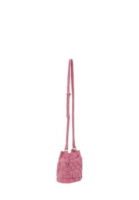 Rosa vævet læder bucket bag med en lang justerbar rem, der har en tekstureret overflade og en cylindrisk form.