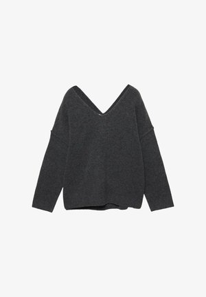 Pull en maille oversize gris foncé avec un décolleté en V profond, des manches larges et un ourlet côtelé. Texture douce et coupe décontractée. Aucun motif ou élément métallique visible.