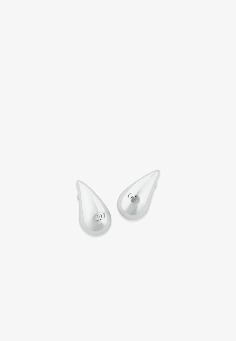 Orecchini a goccia d'argento con una finitura liscia e lucida e un piccolo fermé circolare. Design minimalista, adatto per diverse occasioni.