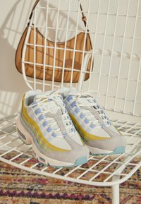 AIR MAX 95 TM - Sapatilhas - sail/ocean cube/light marine/olive aura/celery/light iron ore