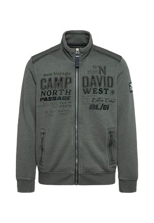 Dunkelgraue Zip-Jacke mit hohem Kragen, vorderen Reißverschlusstaschen und schwarzen Textgrafiken, einschließlich "Camp David" und richtungsweisenden Wörtern.