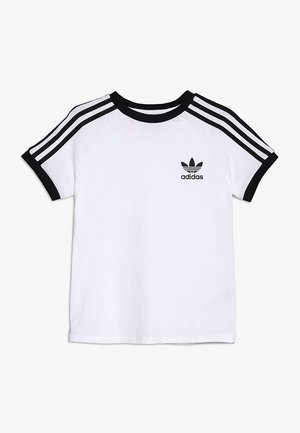 Wit Adidas T-shirt met zwarte ronde hals, mouwzomen, drie zwarte strepen op de schouders en Adidas trefoil logo op de linkerborst.