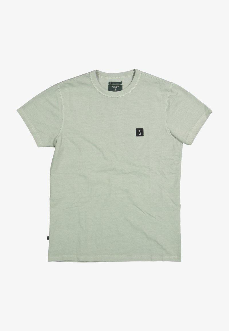 Helle grüne Baumwoll-T-Shirt mit kurzen Ärmeln, rundem Halsauschnitt und einem kleinen schwarzen quadratischen Aufnäher mit einem weißen Logo auf der linken Brust.