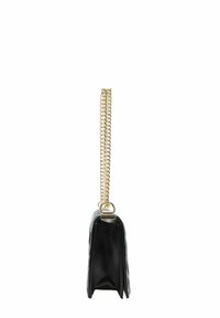 Borsa nera realizzata in materiale liscio, con una tracolla in catena dorata, forma rettangolare e dettaglio con chiusura a zip.
