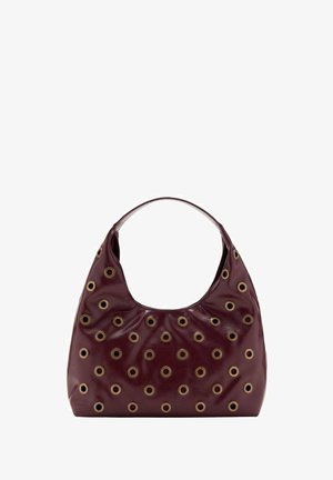 Bordowa skórzana torba na ramię o luźnym fasonie, z okrągłymi wycięciami i złotymi detalami metalowymi na całej powierzchni.