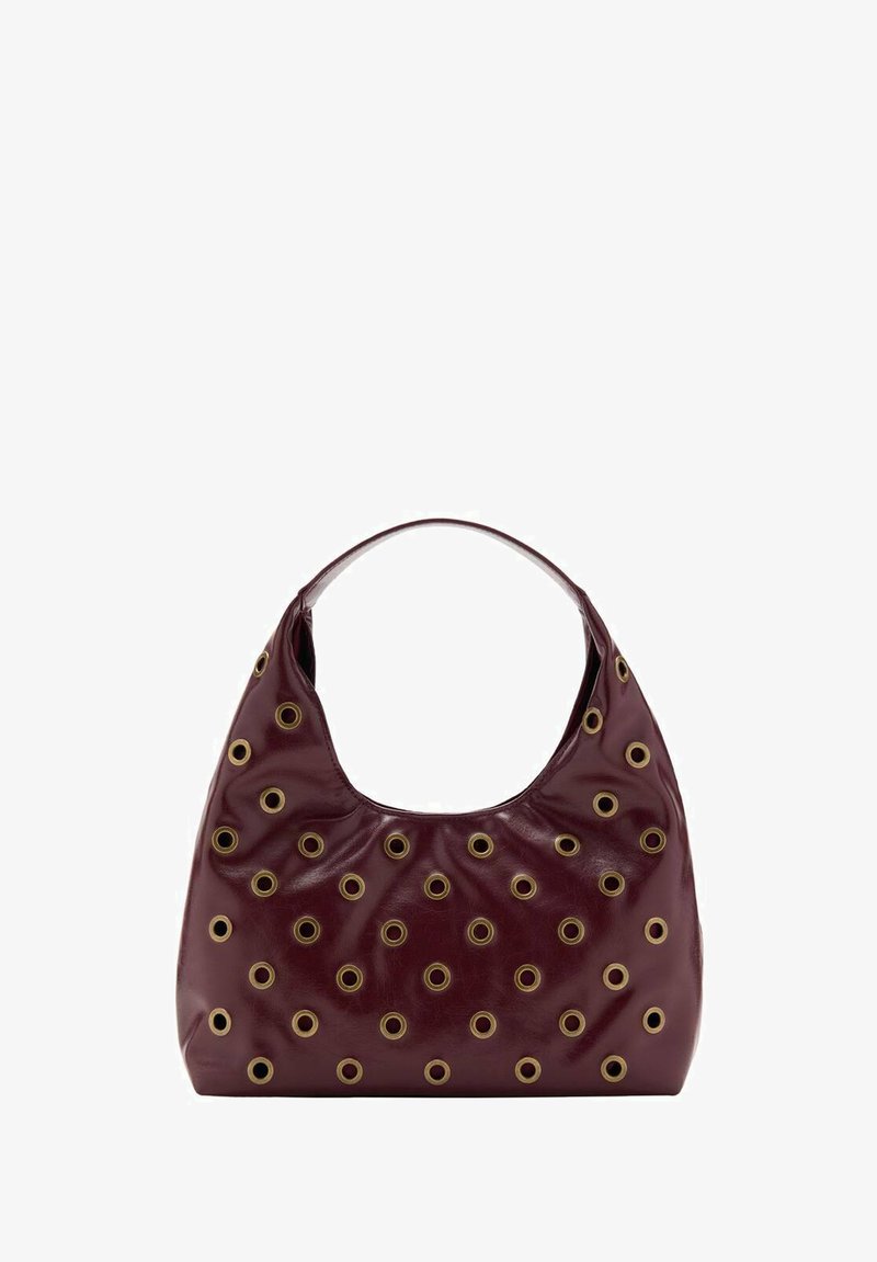 Viininpunainen nahkainen olkalaukku rennolla mallilla, jossa on pyöreitä leikkauksia ja kullanvärisiä metallikoristeita kauttaaltaan.