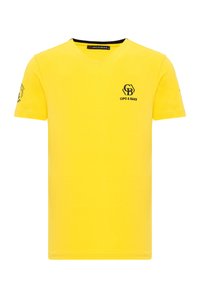 Gelbes Baumwoll-T-Shirt mit V-Ausschnitt, das ein schwarzes Logo auf der Brust und ein dekoratives Emblem auf dem rechten Ärmel aufweist. Kurze Ärmel, normale Passform.