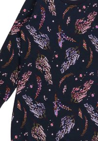 Marineblaues Gewebe mit einem floralen Muster aus rosa, lila und weißen Blüten sowie grünen Blättern, das ein strukturiertes, stimmiges Design präsentiert.