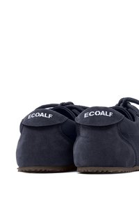 Une paire de baskets bleu foncé de la marque ECOALF, vues de dos avec des semelles en caoutchouc texturées et des lacets en tissu sur fond blanc.