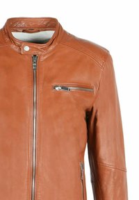 Chaqueta de cuero marrón con cremallera frontal, cuello alzado con botón a presión y bolsillos con cremallera en el pecho y los laterales.