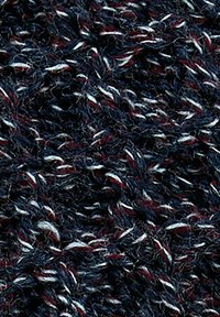 Tissu mélangé bleu marine et rouge avec une surface texturée et floue ; présente des fils blancs entrelacés dans tout le tissu.
