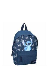 Blaues Denim-Rucksack mit einer großen Stitch-Charakterillustration, einer Fronttasche und gemusterten Stitch-Designs auf der ganzen Fläche.