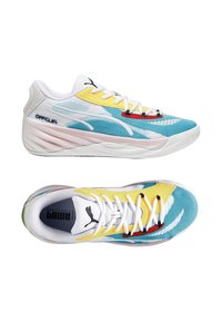 Chaussures de sport multicolores présentant une tige en tissu texturé bleu, jaune et blanc, avec une semelle extérieure rose et des accents noirs contrastants.