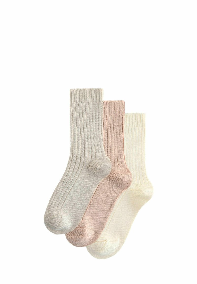 Drie paar geribbelde sokken in crème, lichtroze en witte kleuren, met een zachte textuur en een klassiek ontwerp met een effen patroon.