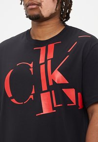 Calvin Klein Jeans SCATTERED LOGO TEE - Print T-shirt - black/red