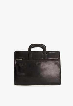 Sort lædermappe med dobbelt håndtag, frontlomme med lynlås, glat tekstur og synlige syninger. Minimalistisk design.