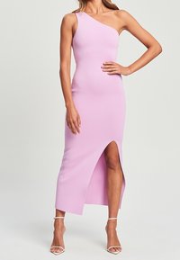 Robe rose ajustée à une épaule, fabriquée en tissu extensible, avec une fente haute sur la cuisse et des talons à bride de cheville dans une teinte neutre.
