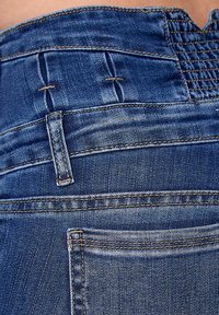 Elara HIGHWAIST - Vaqueros pitillo - blau
