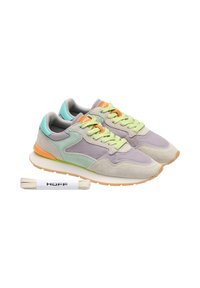 Paire de baskets aux couleurs pastel avec des lacets vert clair, des accents orange, et des lacets supplémentaires de couleur crème à côté des chaussures sur fond blanc.
